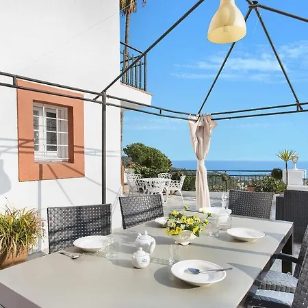 Villa Sleeps 10 *