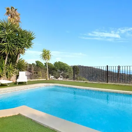 Sleeps 10 *